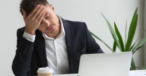 6 señales clave de que tu trabajo daña tu salud mental