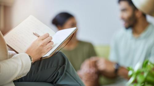 ¿Por qué los psicoterapeutas toman notas durante las sesiones?